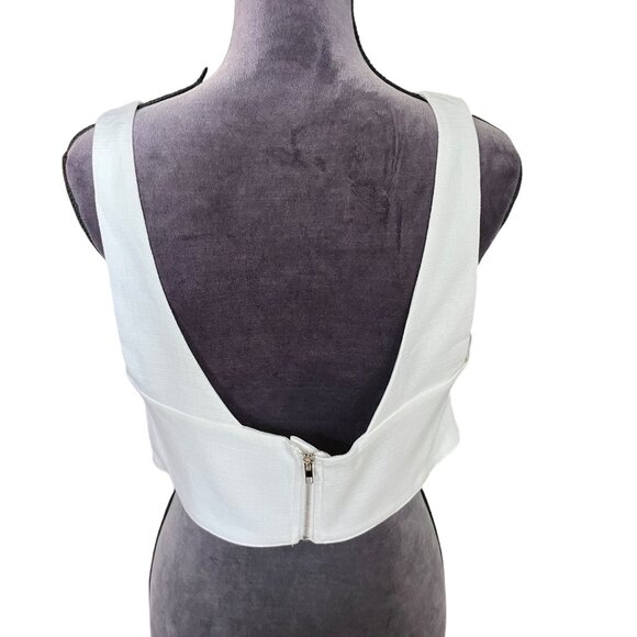 White Cider XL Sleeveless Textured Cropped Top With V-Neckline & Back Zip Closur - Picture 3 of 4